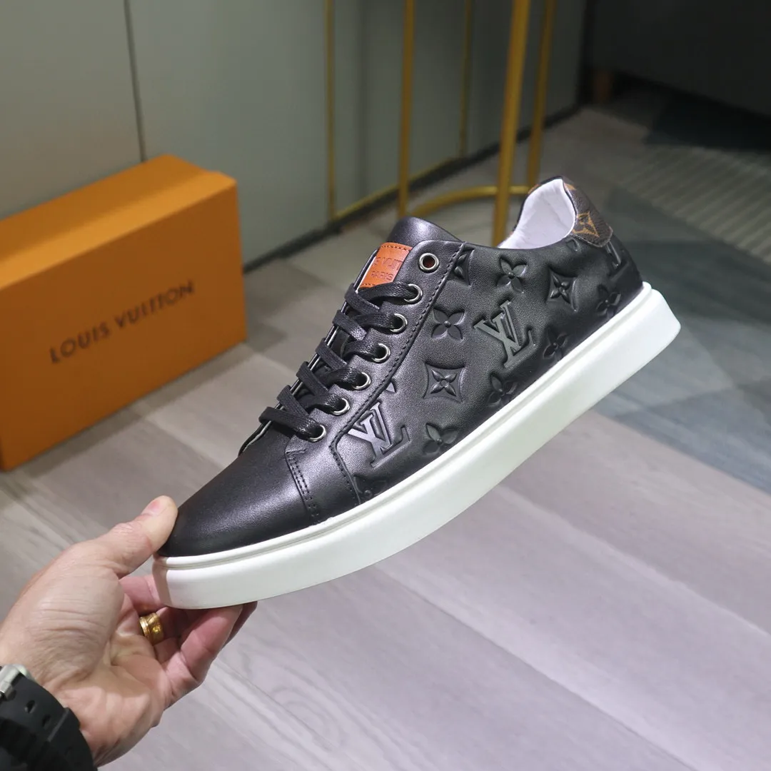 Factory price: 400💰 LV's latest casual men's shoes👉 👉 Popular casual fashion style, 💞 Simple and elegant style, 🔊 The fabric is made of imported cowhide, ☑️Comfortable sheepskin lining, original wear-resistant rubber outsole, the classic model in the counter is taken in kind, code number: 38-44, (45 can be customized)